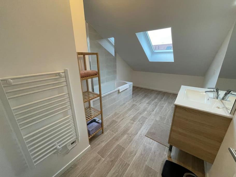 Hébergement de vacances Freesia, Maison Neuve Avec Jardin Et Garage Caen